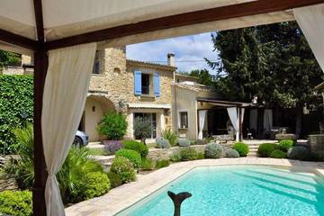 Gîte pour 12 personnes, avec jardin à Cavillargues