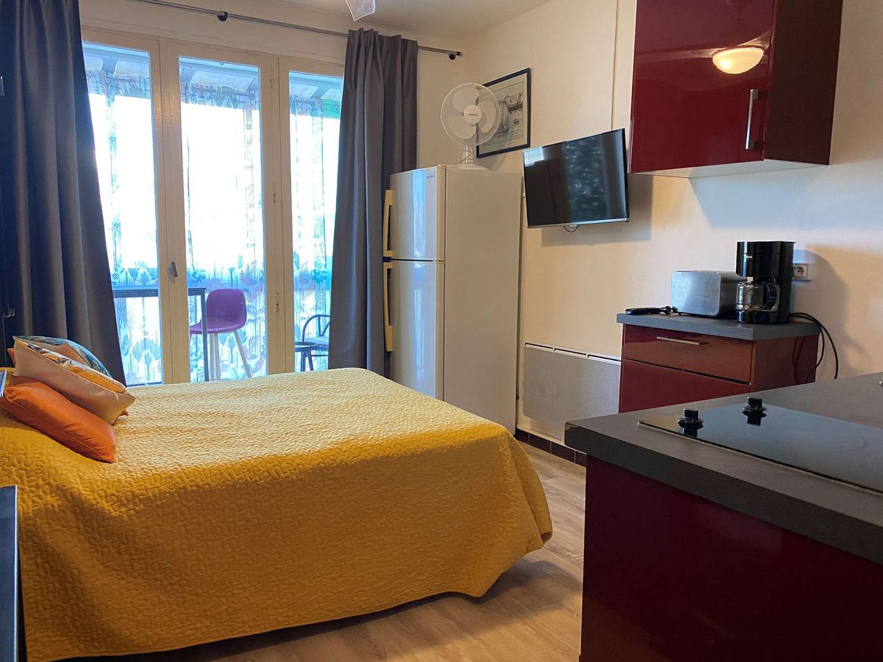Entire studio, Cozy Renovated Studio with Loggia in Balaruc-les-Bains, 2-Star Rated, Free Wifi in Balaruc-les-Bains, Côte d'Améthyste