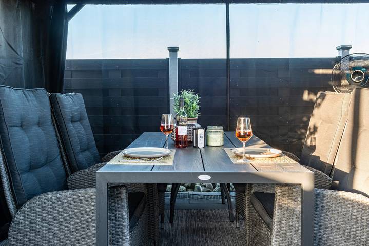 Hel lejlighed, Apartment "Romanas" with Private Terrace & Wi-Fi in Ostrach, Region Bodensee-Oberschwaben