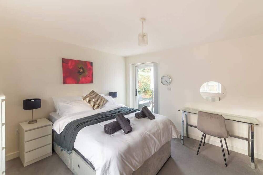 Step-Free Bungalow w/ Garden & Parking, Near Lgw in Sutton (London), London