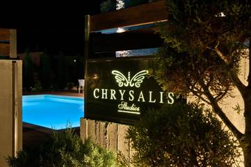 Gîte pour 4 personnes, avec piscine ainsi que vue et jardin dans Stavros