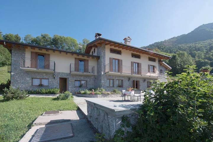 Gîte pour 4 personnes, avec Balcon et Terrasse ainsi que Jardin et Vue dans Serina