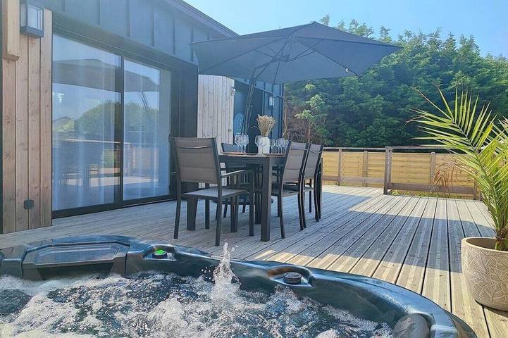 Gîte pour 6 personnes, avec jardin et jacuzzi ainsi que terrasse et piscine - 1