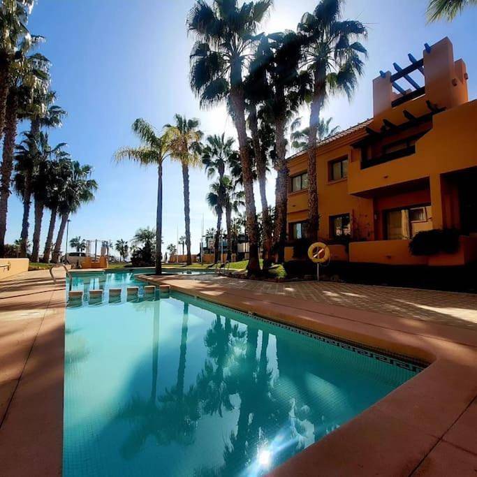 Apartamento para 4 personas, con vistas además de jardín y piscina, Se admiten mascotas en Los Narejos