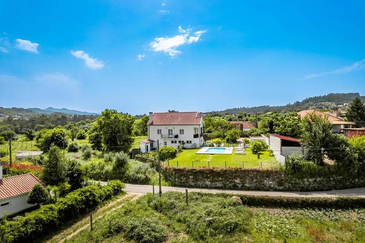 Location de vacances pour 7 personnes, avec piscine ainsi que jardin et vue dans Refóios do Lima - 3