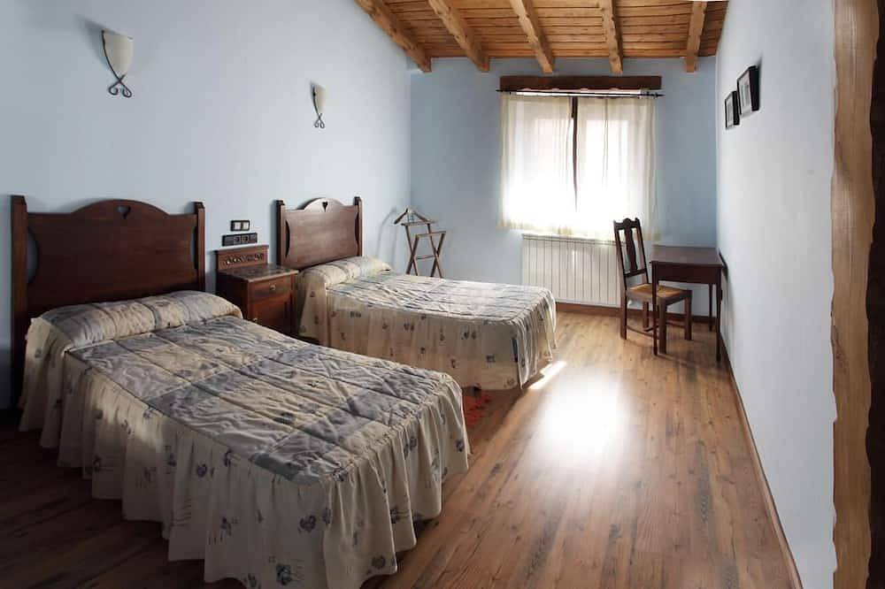 Rural House Sierra de Tabanera in San Andres, Soria with barbecue and large garden in Almarza, Soria Provinz