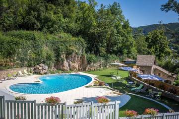 Hôtel pour 2 personnes, avec bassin pour enfant et piscine ainsi que jardin et vue à Meyrueis