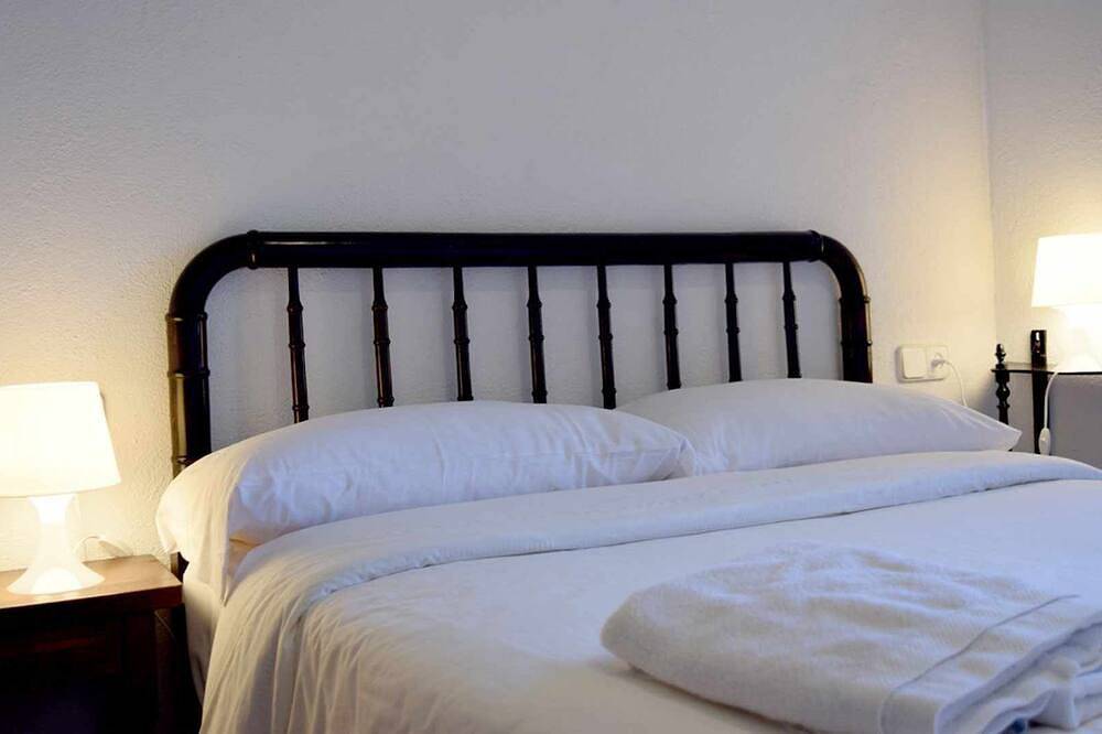Apartamento entero, Apartamento 'Mas El Carrer - Blau' con piscina compartida, jardín compartido y Wi-Fi in Santa Pau, Parc Natural de Zona Volcànica de la Garrotxa