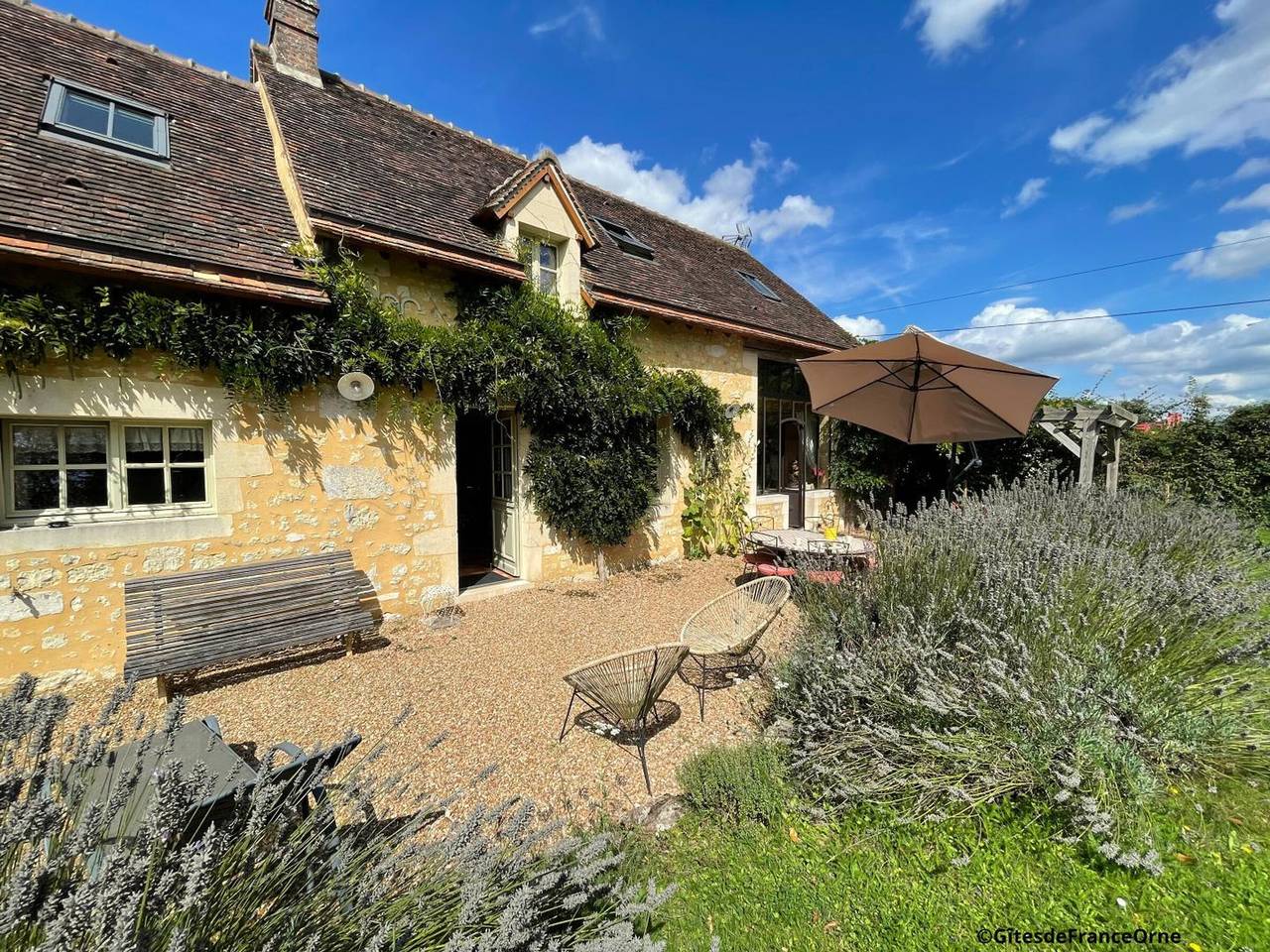 Maison Percheronne Indépendante avec Étang, Jardin et Dépendance, Proche Bellême in Le Pin-la-Garenne, Parc naturel régional du Perche