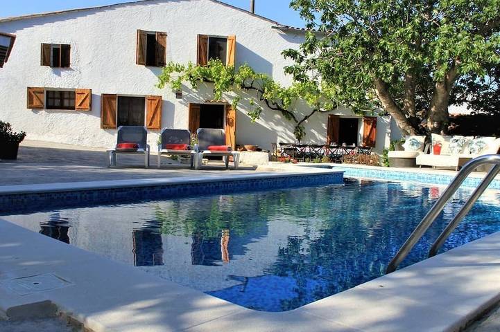 Casa de vacaciones para 16 personas, con balcón además de jardín y jacuzzi - 1