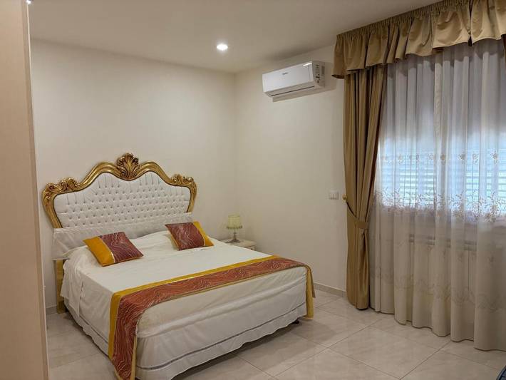 Location de vacances pour 2 personnes, avec jardin et vue, adapté aux familles dans Gallico Marina - 2