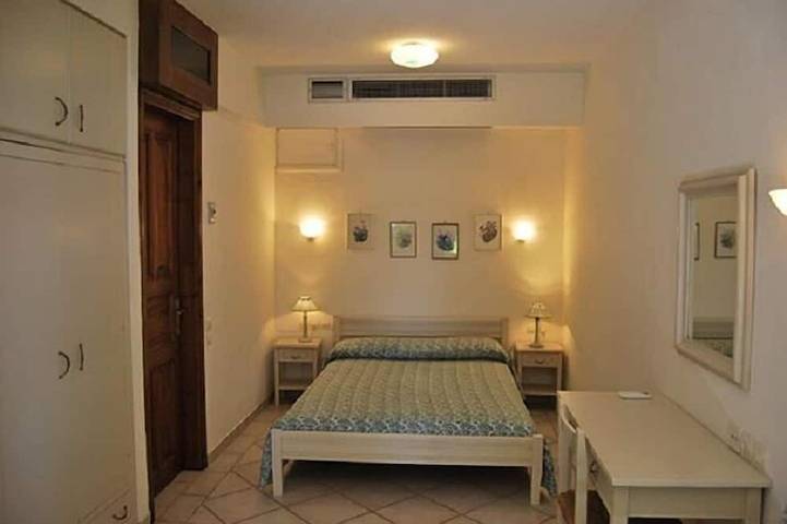 Apartamento entero, Apartamento de 2 habitaciones a pocos pasos de la playa con jardín. in Pelión