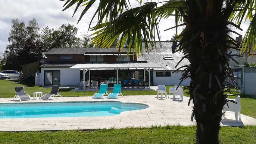 Gîte pour 10 personnes, avec Jacuzzi et Terrasse ainsi que Jardin et Piscine à Montreuil-sur-Ille