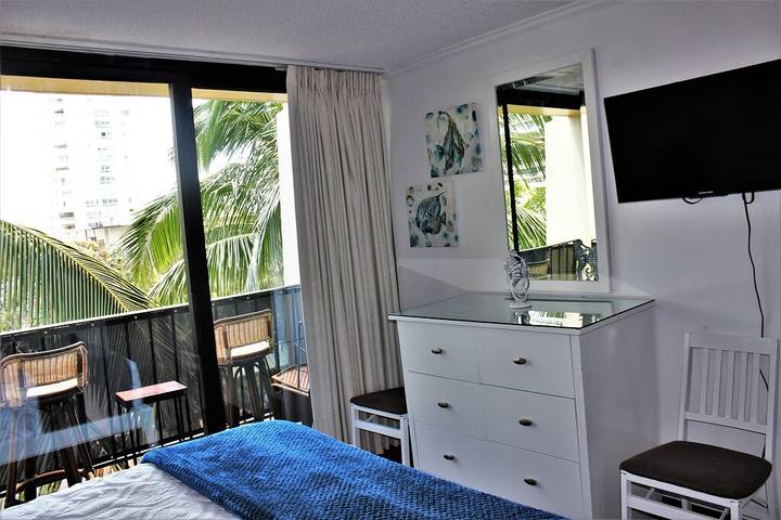 Holiday apartment for 4 people, with hot tub and pool as well as balcony in Honolulu