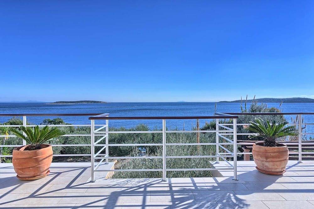 Chic Vis - Villa Tempera - Beachfront , Wifi Boat Mooring , 1200 m2 Olive garden in Rukavac, Split-Dalmatia