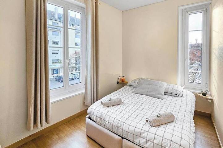 Ganze Wohnung, A Cozy, Bright Space, Between the Train Station and Downtown, with a Separate Entrance in Caen, Caen und Umgebung