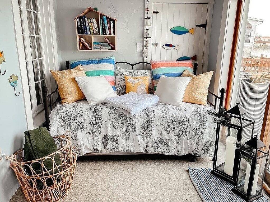 Beautiful Lakefront Cottage!! ☀️🧡 Kayaks! Clear Sandy Bottom in Manitou Beach-Devils Lake, Lenawee County