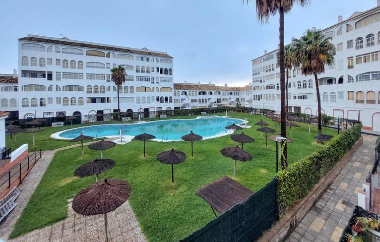 Apartamento vacacional entero, Seaside Haven: 600m de la Playa de la Bota, Piscina y Garaje in El Portil, Punta Umbría