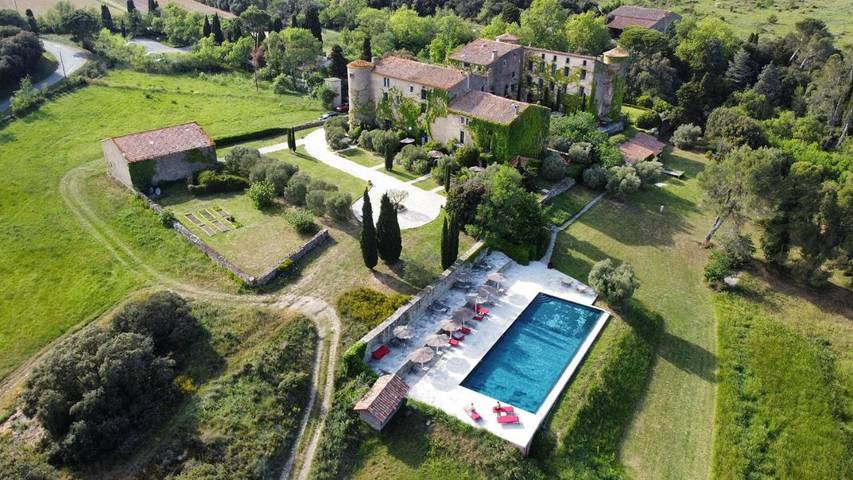 Gîte pour 6 personnes, avec vue ainsi que jardin et piscine, adapté aux familles à Villarzel-Cabardès