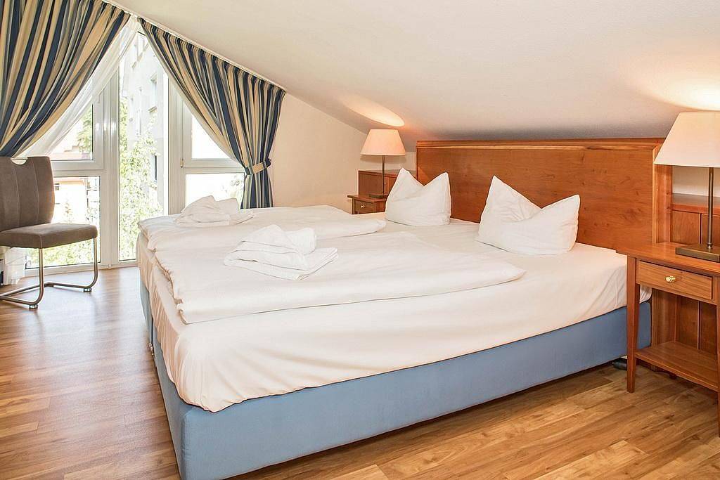 Hel lejlighed, Gemütliche, charmante Dachgeschoss-Ferienwohnung in hervorragender Strandlage in Seebad Heringsdorf, Heringsdorf