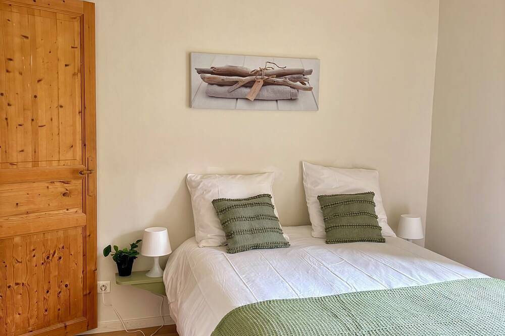 Renovated, air-conditioned gîte with private garden \"Aux Volets Bleus in Limoux, Limoux region