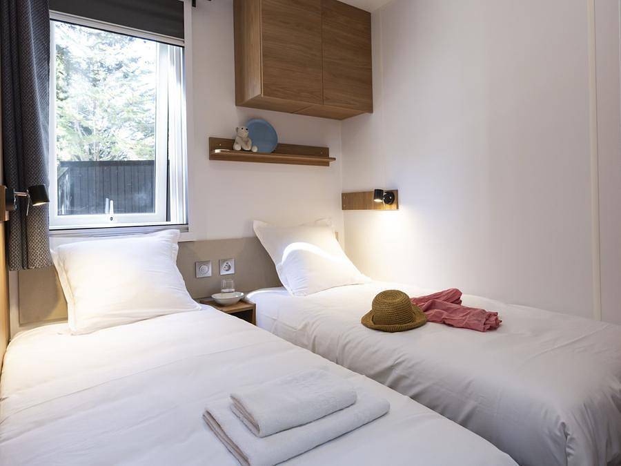 Flower Camping Tamarins Plage - Mobilheim 6 personen - Premium 34m² (3 Zimmer - 6 Betten) + überdachte Terrasse + Tv + inkl. Bettwäsche und Handtücher in Le Bois-Plage-en-Ré, Ile de Re