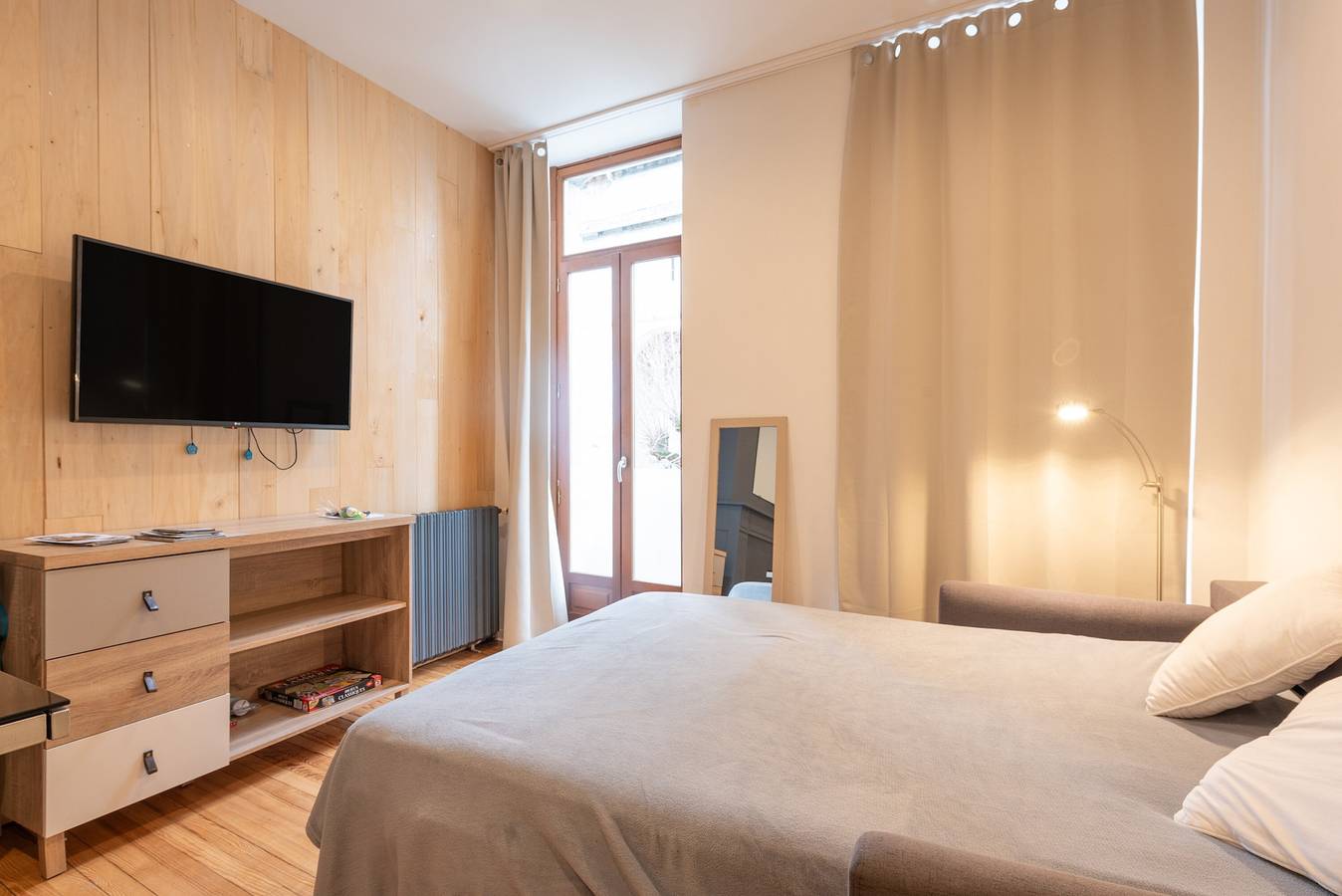 Studio entier, Séjour cosy à Bagnères - Studio Bastan rénové, balcon, Wi-Fi ultra-rapide, proche thermes in Bagnères-de-Bigorre, Hautes-Pyrénées