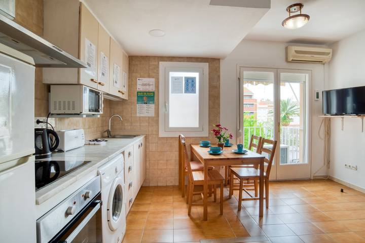 Apartamento entero, Apartamento Luisa cerca de la playa que admite mascotas, con balcón y Wi-Fi in Central Lloret de Mar, Lloret de Mar