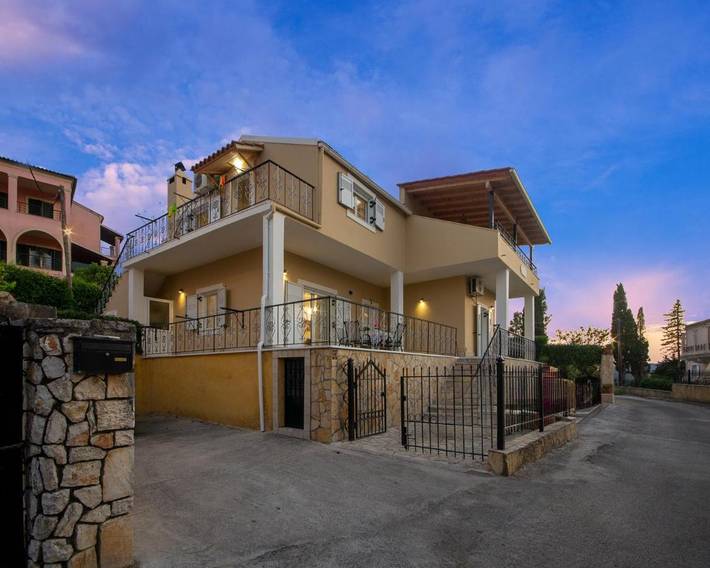 Διαμερίσματα διακοπών για 5 άτομα, με κήπο και θέα στο Κανάλι (Κέρκυρα)
