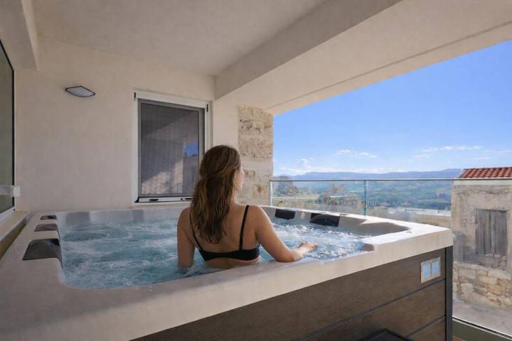 Location de vacances pour 10 personnes, avec Balcon et Jacuzzi ainsi que Terrasse et Vue