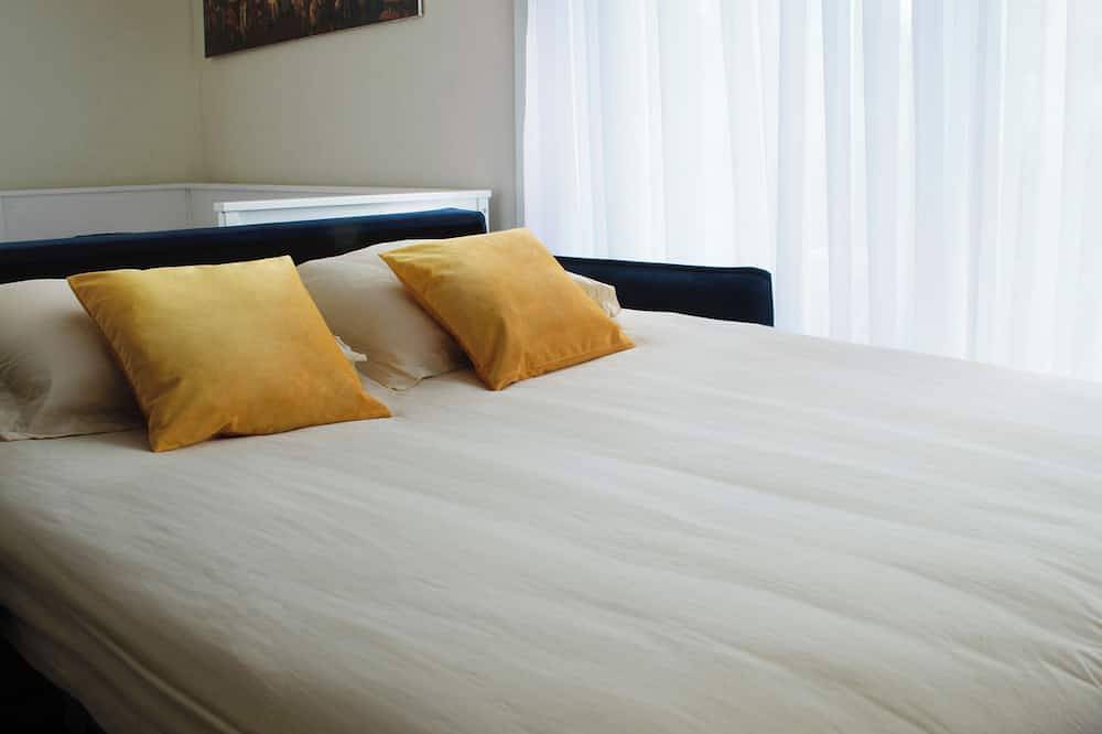 Apartamento entero, New Flat near Paris with Secure Parking 7' to Rer B direct line Cdg Ory in Fontenay-aux-Roses, Altos del Sena