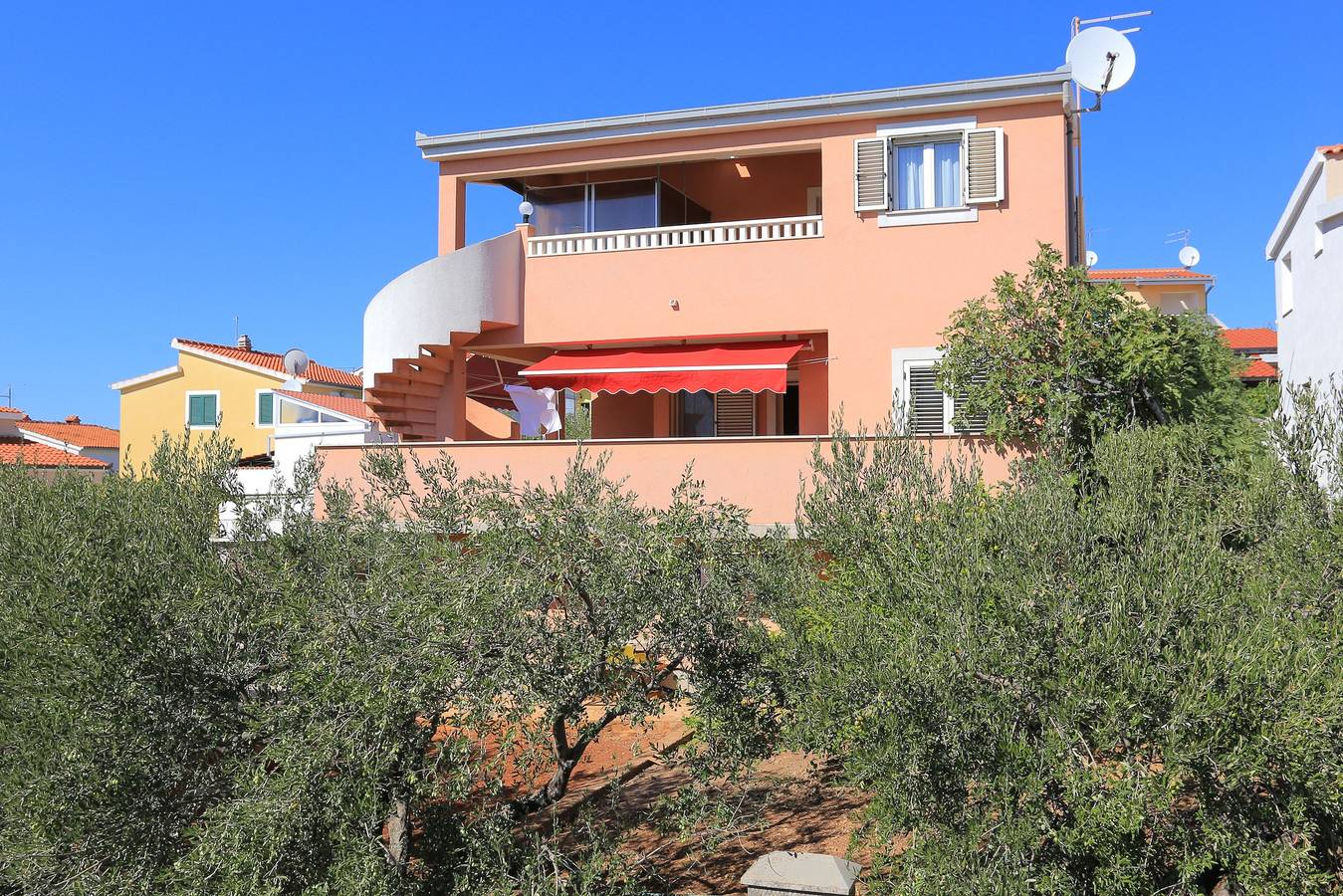 Ganze Wohnung, 1-Zimmer-Ferienwohnung mit Terrasse und Meerblick Kanica, Rogoznica A-20091-b in Kanica, Razanj