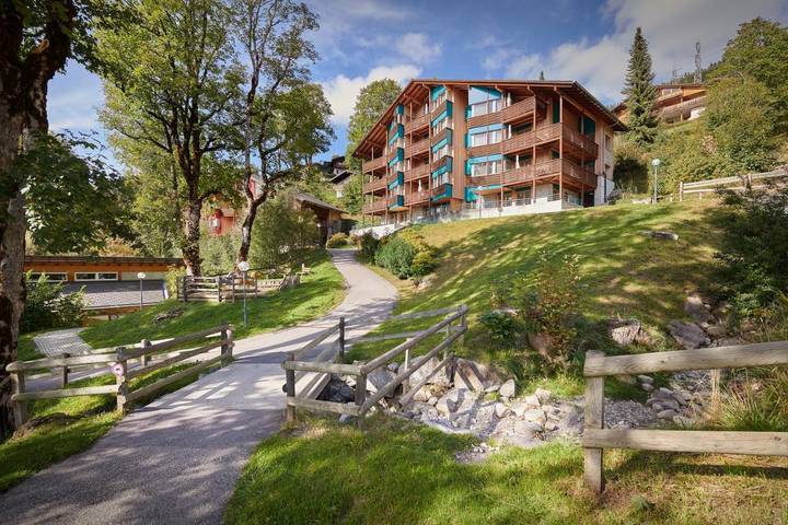 Bungalow für 2 Personen, mit Balkon und Terrasse sowie Garten und Pool im Berner Oberland