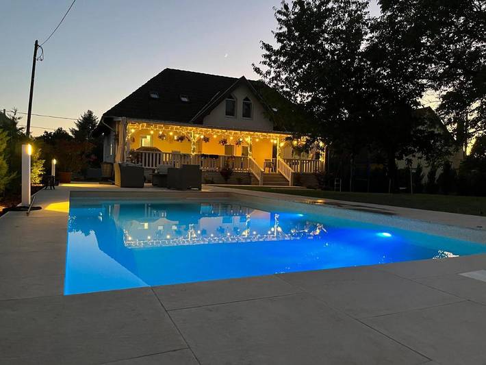 Ferienhaus für 26 Personen, mit Balkon und Terrasse sowie Garten und Pool in Balatonszemes