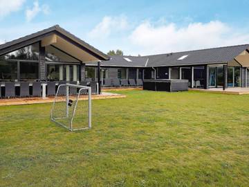 Ferienhaus für 22 Personen, mit Sauna und Terrasse sowie Pool, kinderfreundlich in Marielyst