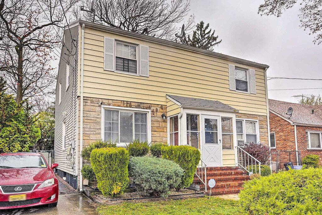 Newark Home w/ Deck & Fire Pit, 16 Mi to Nyc! in Newark, Essex County (NJ)