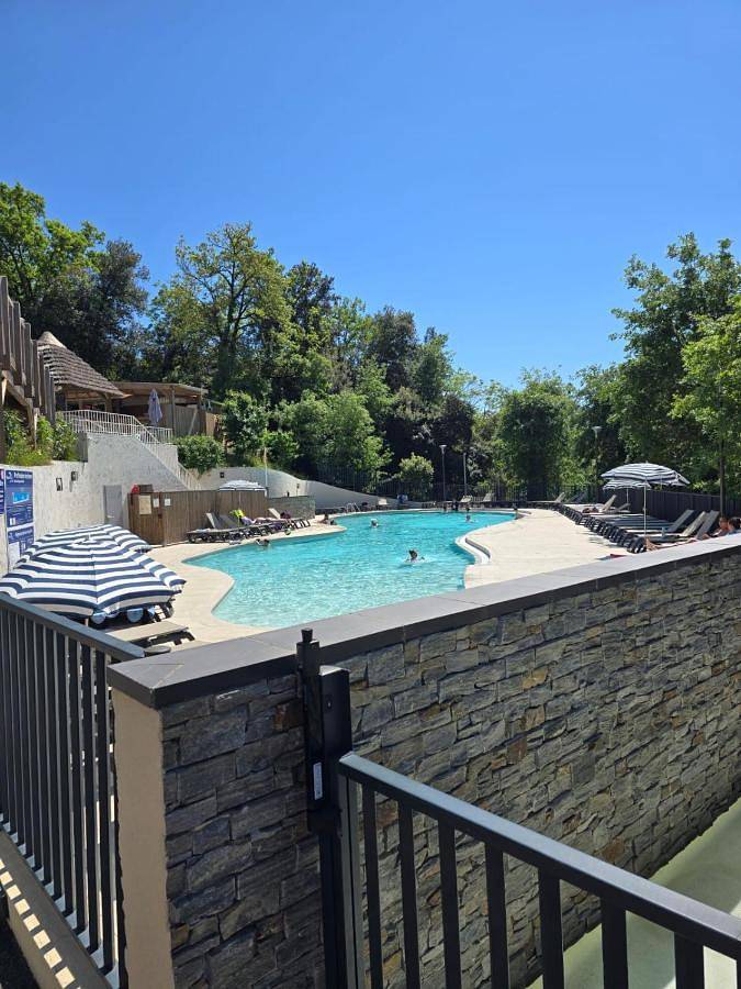 Camping pour 6 personnes, avec Terrasse ainsi que Jardin et Piscine