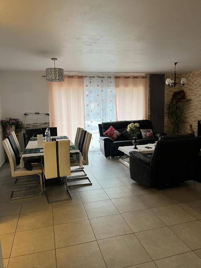 Location de vacances pour 8 personnes, avec terrasse ainsi que piscine et vue dans Chaum - 3