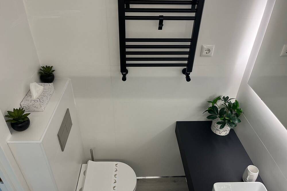 Entire apartment, Loft apartment \"Black and White Suite Castro\" with Jacuzzi and fireplace. in Castro-Urdiales, Cantabrian Coast