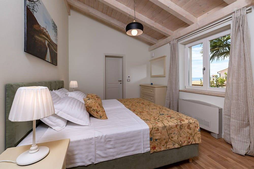 Villa Luna - 4 bedrooms with private pool and kids pool in Kavran, Südküste Istrien