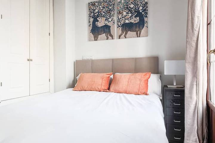 Entire apartment, Nice studio at feria street in Casco Antiguo, Sevilla