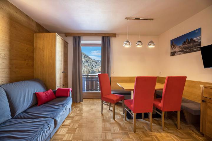 Entire apartment, Apartment "Rosalpina 4" in the Middle of the Ski Area with Mountain View, Wi-Fi & Balcony in San Vigilio di Marebbe, Mareo