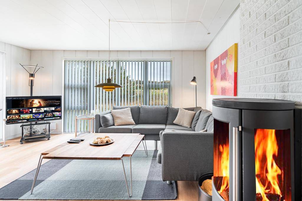 Geschmackvoll eingerichtetes Haus mit Carport in Henne, Filsø See