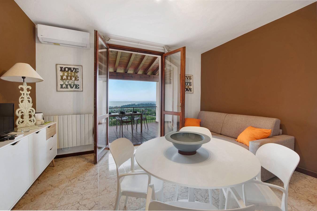 Ganze Wohnung, Ferienwohnung 'Vista Lago 1' mit Blick auf den See, Gemeinschaftspool und Wi-Fi in Soiano del Lago, Gardasee-Berge