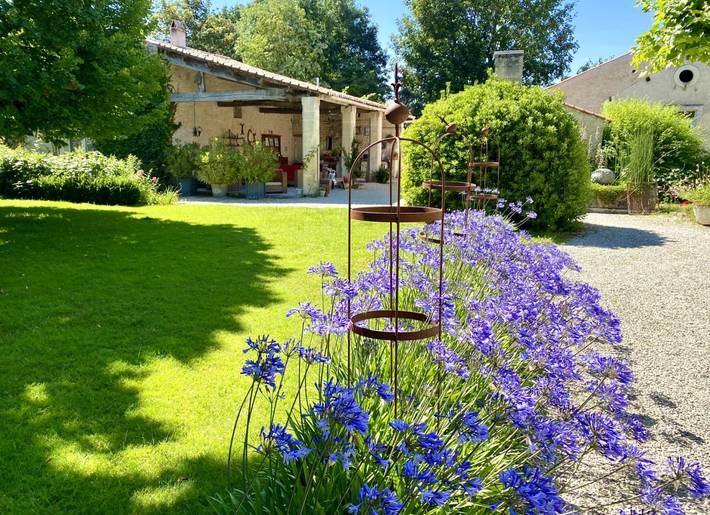 Gîte pour 6 personnes, avec terrasse ainsi que piscine et jardin
