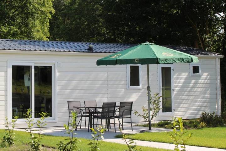 Chalet voor 4 personen, with Balkon/Terras and Terras as well as Tuin and Zwembad in Susteren