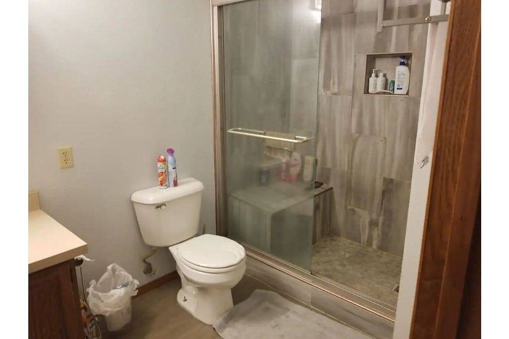 Ganze Wohnung, Spacious 1 Br Apartment located above a Salon. in Bismarck, Burleigh County