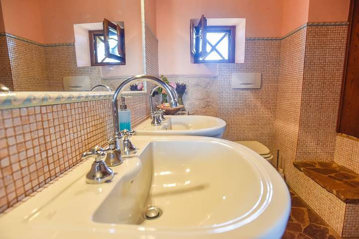 Villa nel Chianti con magico giardino, parco romantico e piscina con vista in Castelnuovo Berardenga (Comune), Chianti