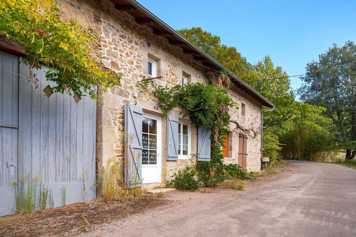 Holiday Home 'La Tremoulie' with Private Pool, Private Terrace and Wi-Fi in Champniers-et-Reilhac, Périgord-Limousin Regional Nature Park