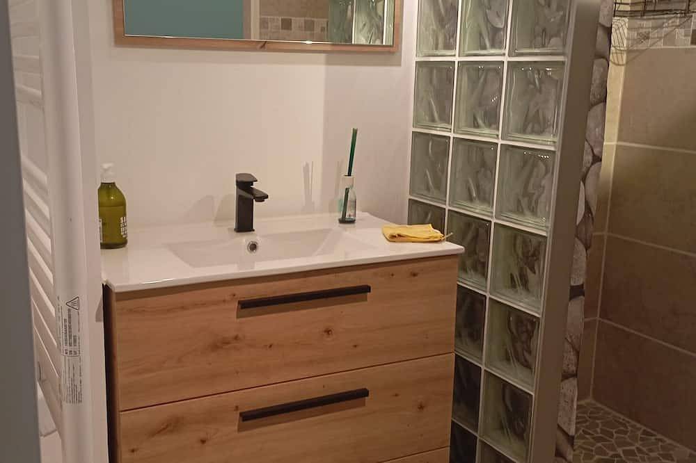 Entire apartment, Studio \"Villa Loriol du Comtat\" with Shared Pool and Private Terrace in Loriol-du-Comtat, Vaucluse